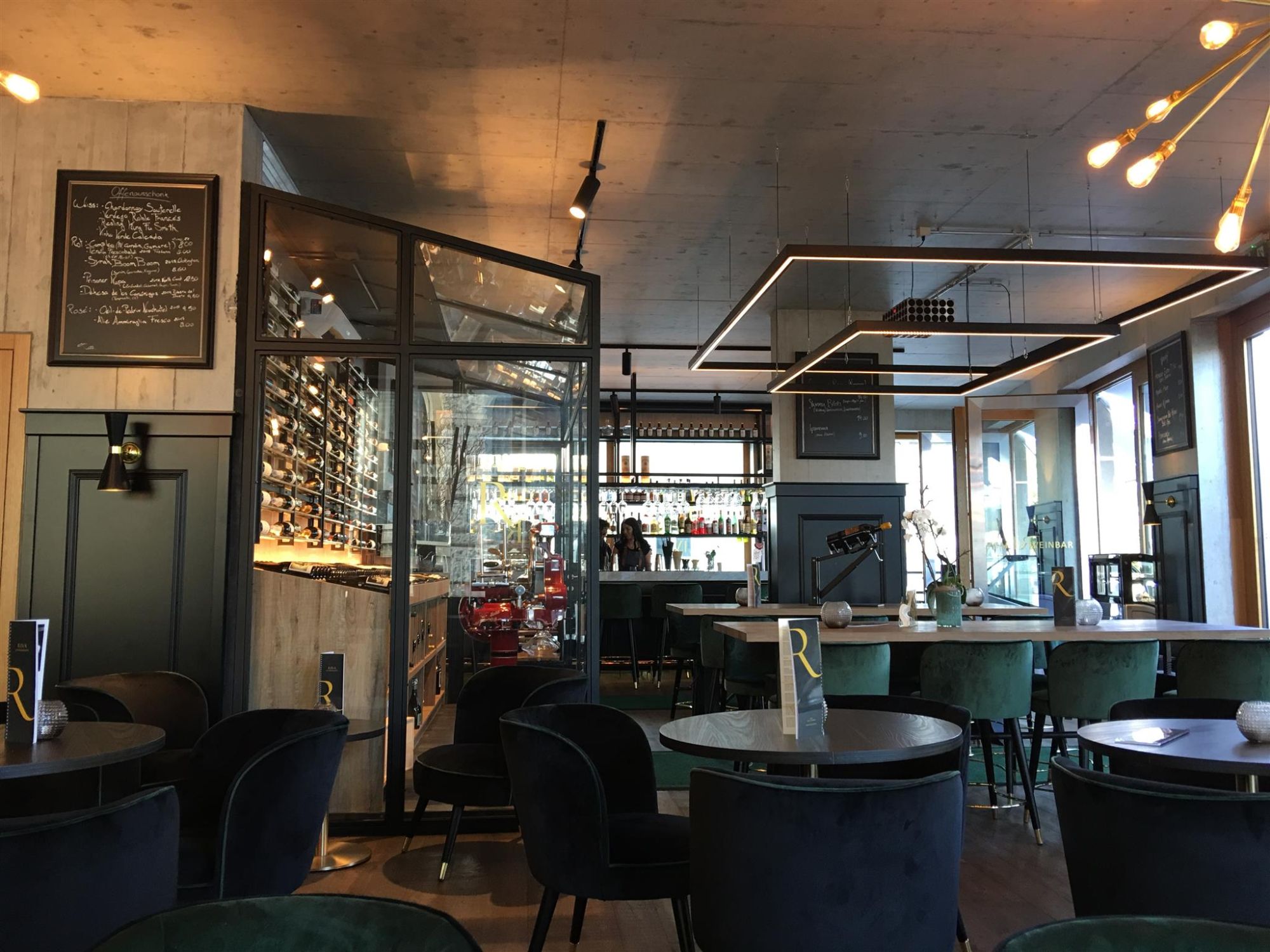 Cafeneaua și barul de vinuri Riva